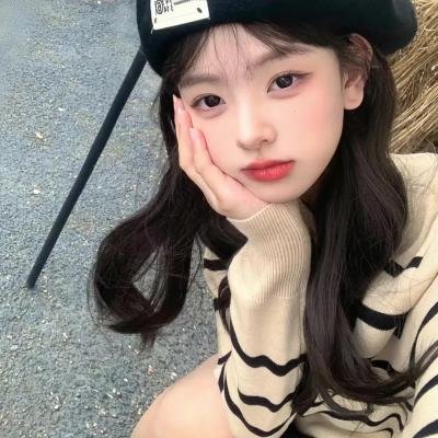 随盲柳入眠的女人